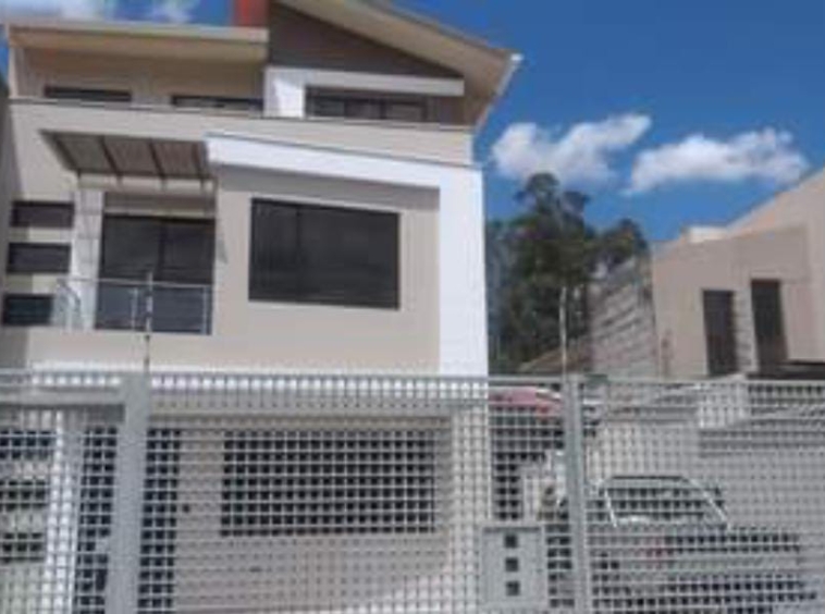 HERMOSA CASA EN VENTA CUENCA CIUDADELA DE LOS ARQUITECTOS