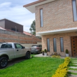 HERMOSA CASA EN VENTA EN CUENCA BALZAY CON ACABADOS DE LUJO