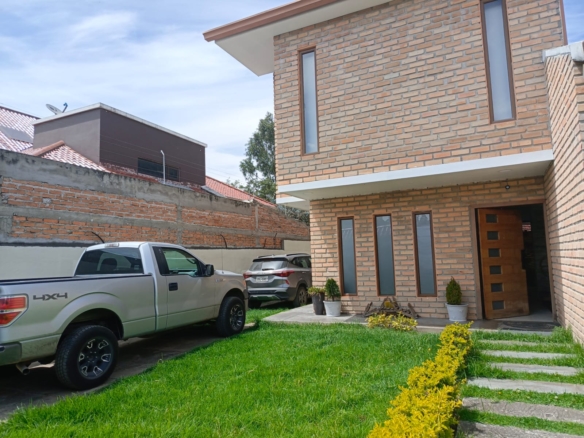HERMOSA CASA EN VENTA EN CUENCA BALZAY CON ACABADOS DE LUJO