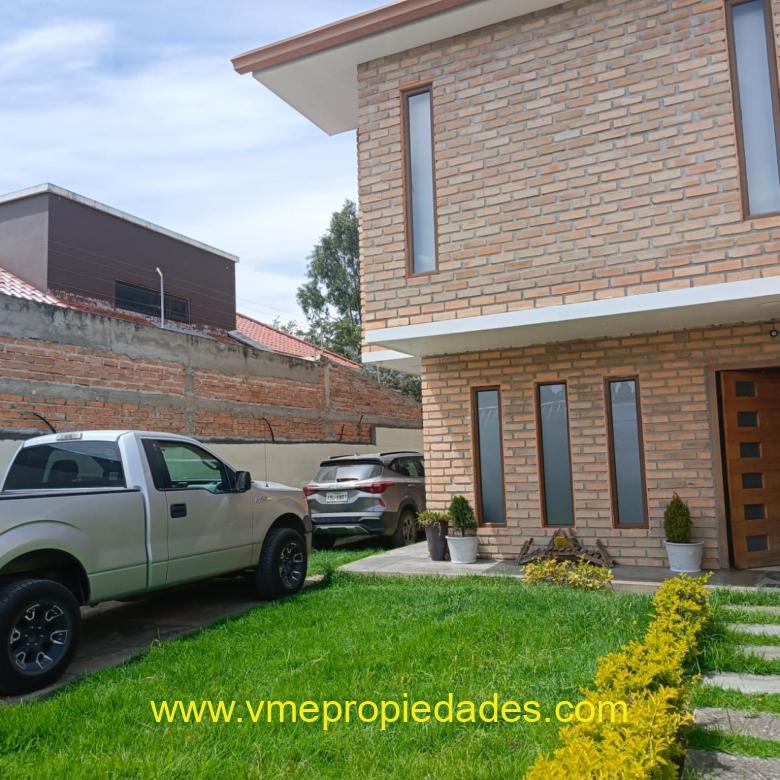 HERMOSA CASA EN VENTA EN CUENCA BALZAY CON ACABADOS DE LUJO