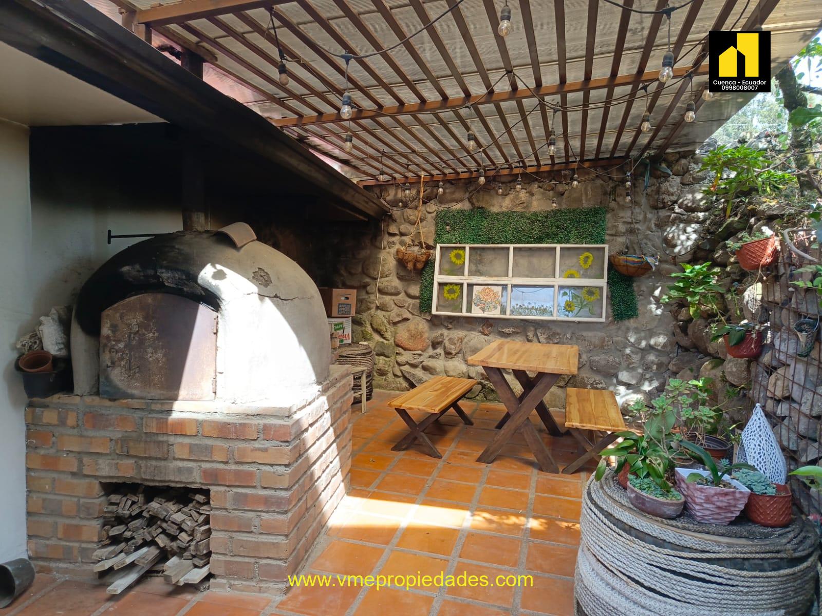 HERMOSA CASA EN VENTA EN CUENCA BALZAY CON ACABADOS DE LUJO