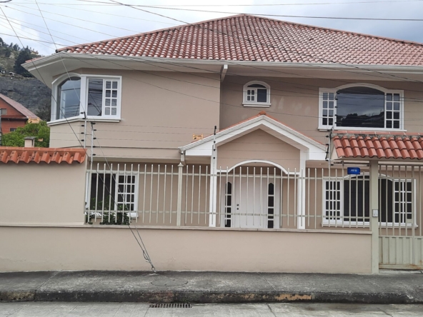 HERMOSA CASA EN VENTA EN CUENCA SECTOR GONZALEZ SUEREZ