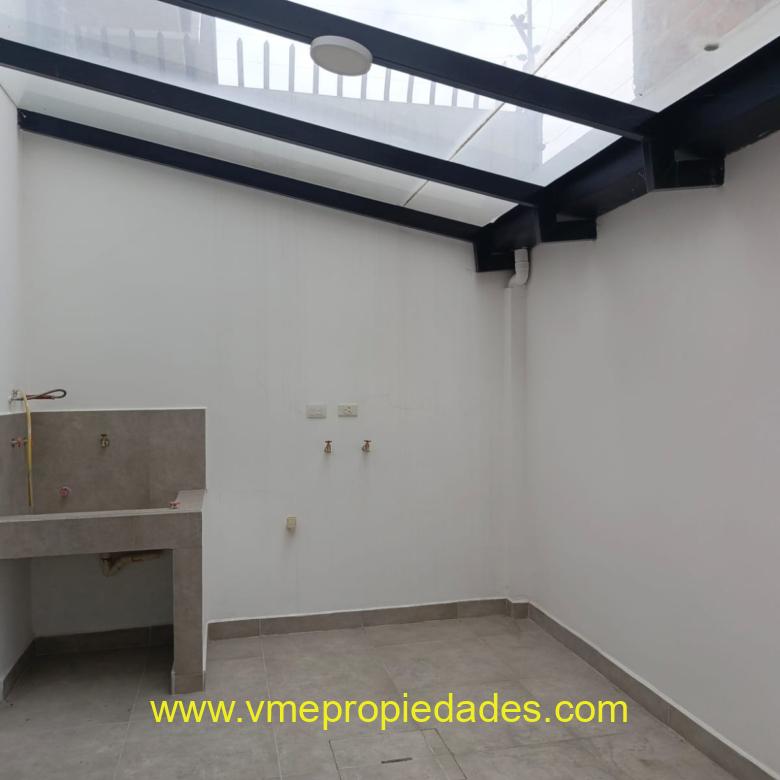 HERMOSA CASA EN VENTA EN CUENCA SECTOR LA CASCADA MÁS CASAS