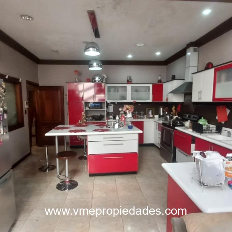 CASA CON TERRENO GRANDE EN VENTA CUENCA OPORTUNIDAD