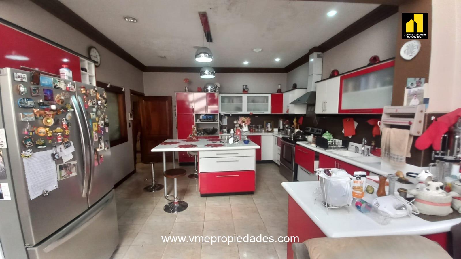 CASA CON TERRENO GRANDE EN VENTA CUENCA OPORTUNIDAD