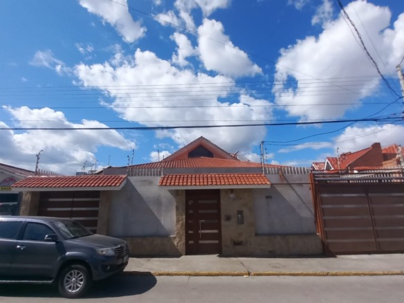 CASA CON TERRENO GRANDE PARA INVERSIÓN CUENCA ECUADOR