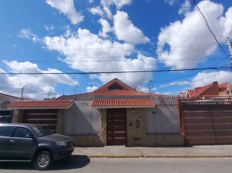 CASA CON TERRENO GRANDE PARA INVERSIÓN CUENCA ECUADOR