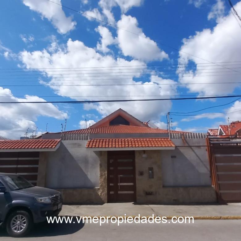 CASA CON TERRENO GRANDE PARA INVERSIÓN CUENCA ECUADOR