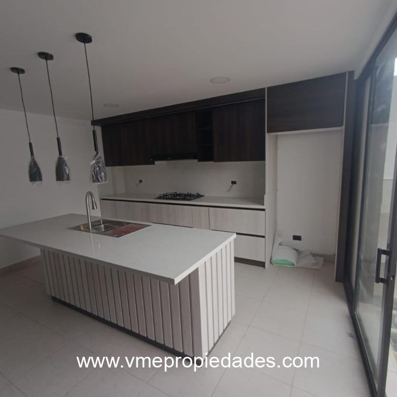 CASA EN VENTA EL TEJAR CUENCA ILUMINADA